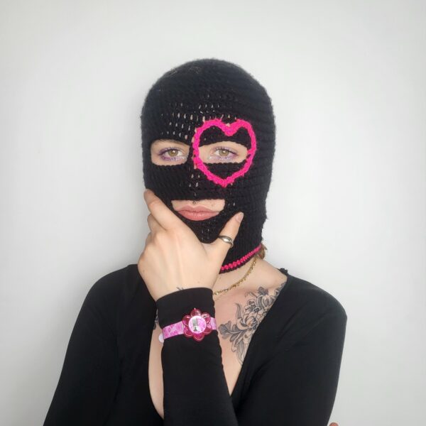Cagoule noir coeur rose